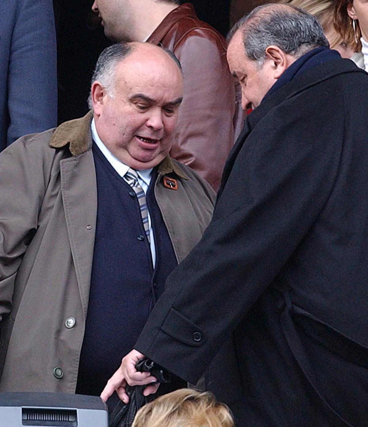 ENCUENTRO DE FUTBOL ATLETICO DE MADRID- REAL OVIEDO EN EL VICENTE CALDERON. 0-0. EUGENIO PRIETO Y JESUS GIL, EN EL PALCO.