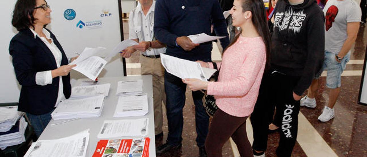 Jóvenes entregan currículums en una feria de empleo en Vigo. // Marta G. Brea