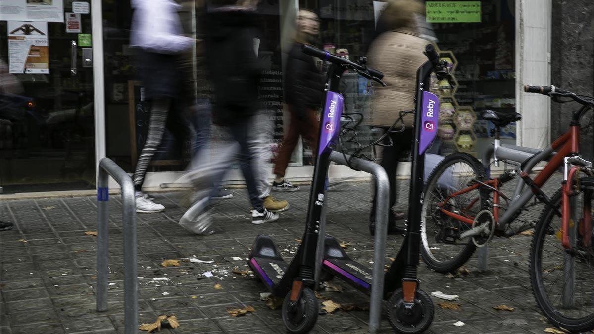 Patinetes de Reby aparcados en Barcelona.