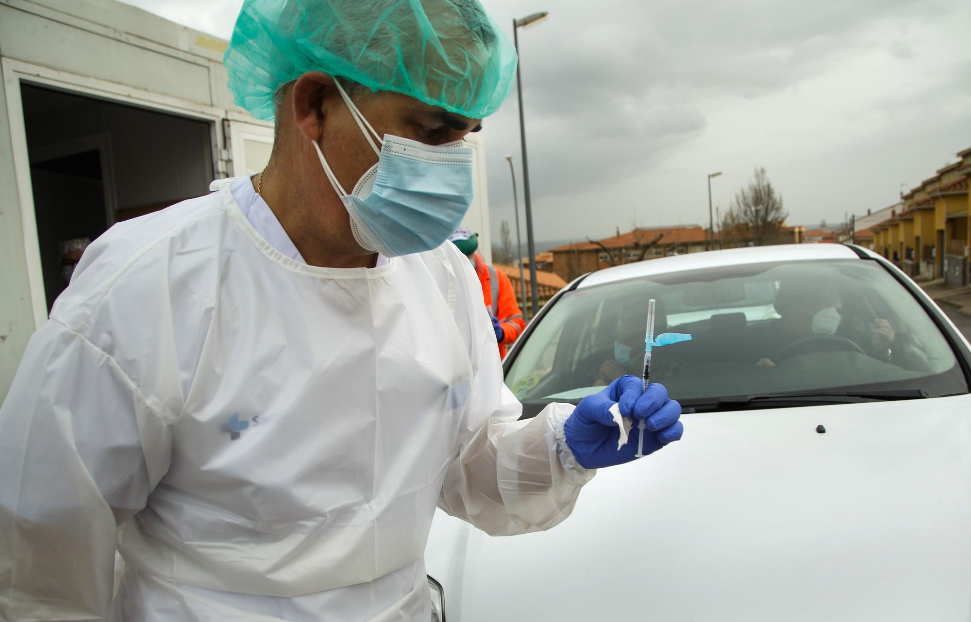 Así es la vacunación a personas dependientes desde el coche en Salamanca