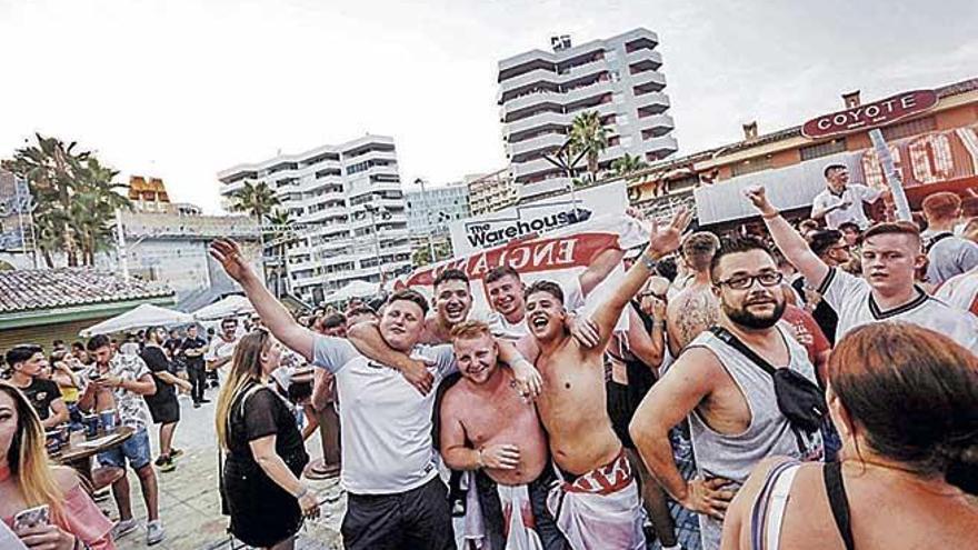 Aficionados ingleses, este verano en Magaluf, durante un partido de su selección.