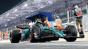 Fernando Alonso, saliendo del pitlane en el GP de Abu Dhabi de F1