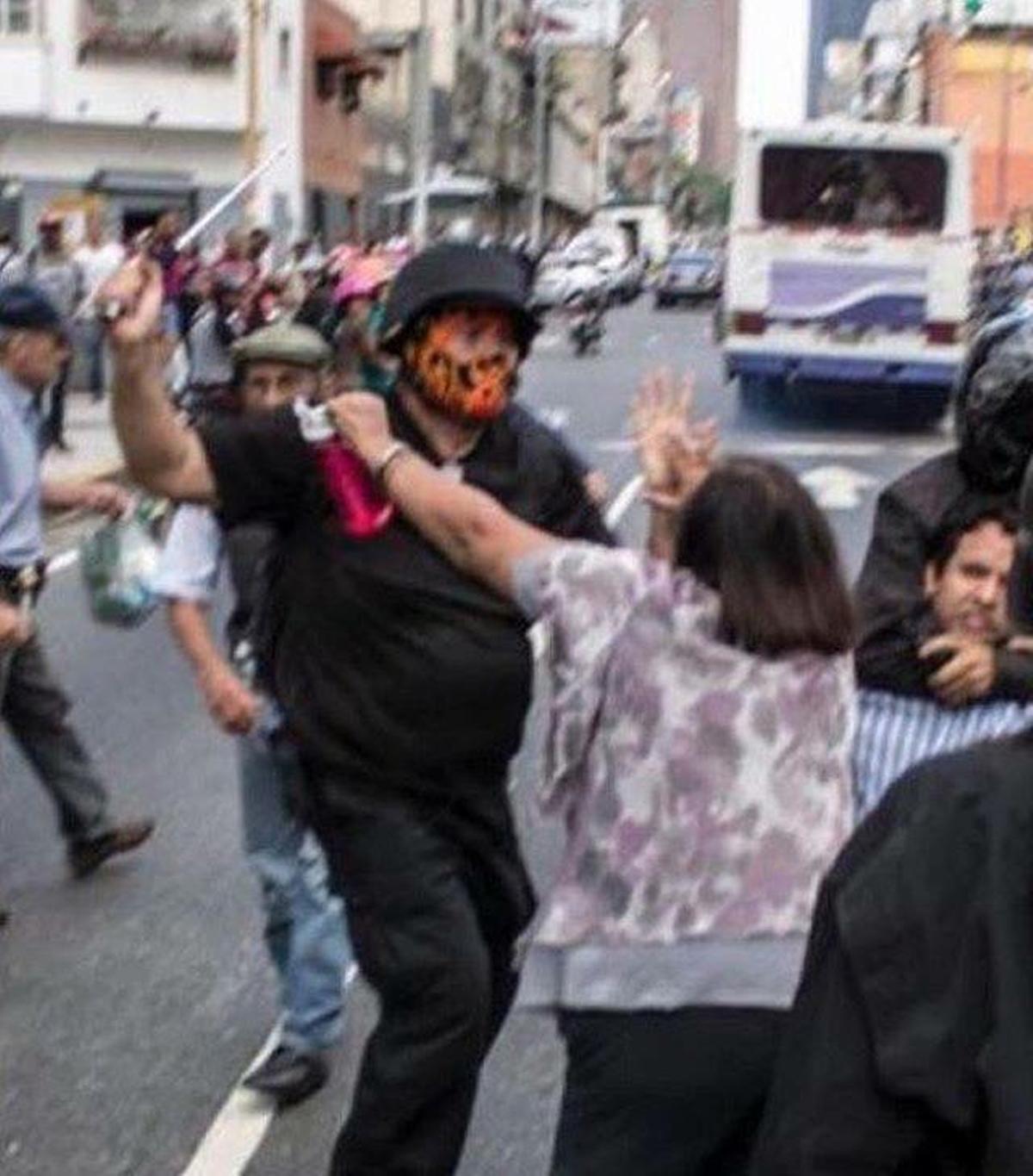 Imagen de una agresión a Figuera durante una manifestación en Venezuela