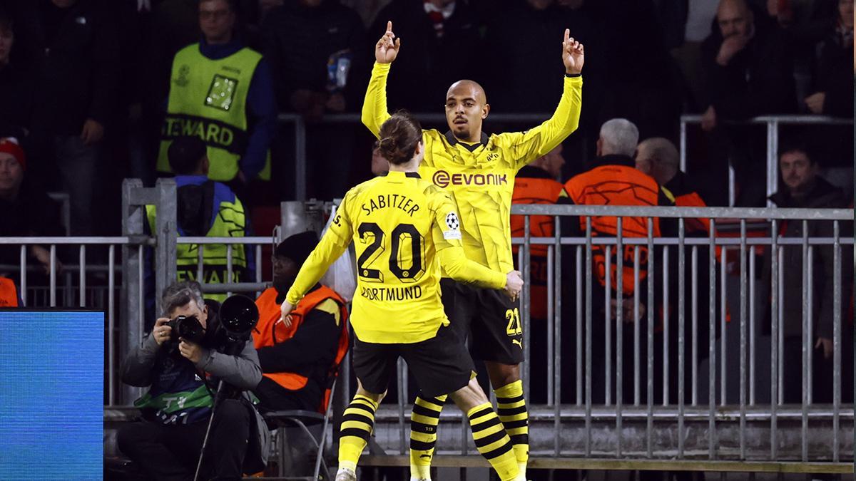 Malen celebra su gol al PSV