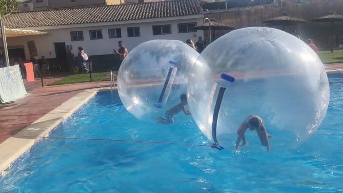 Dos vecinos disfrutan de una actividad en el agua.