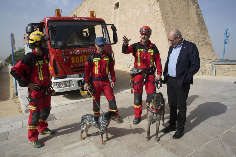 Casi medio centenar de efectivos participan en unas prácticas en la ladera del monte, donde se ha simulado un rescate en altura