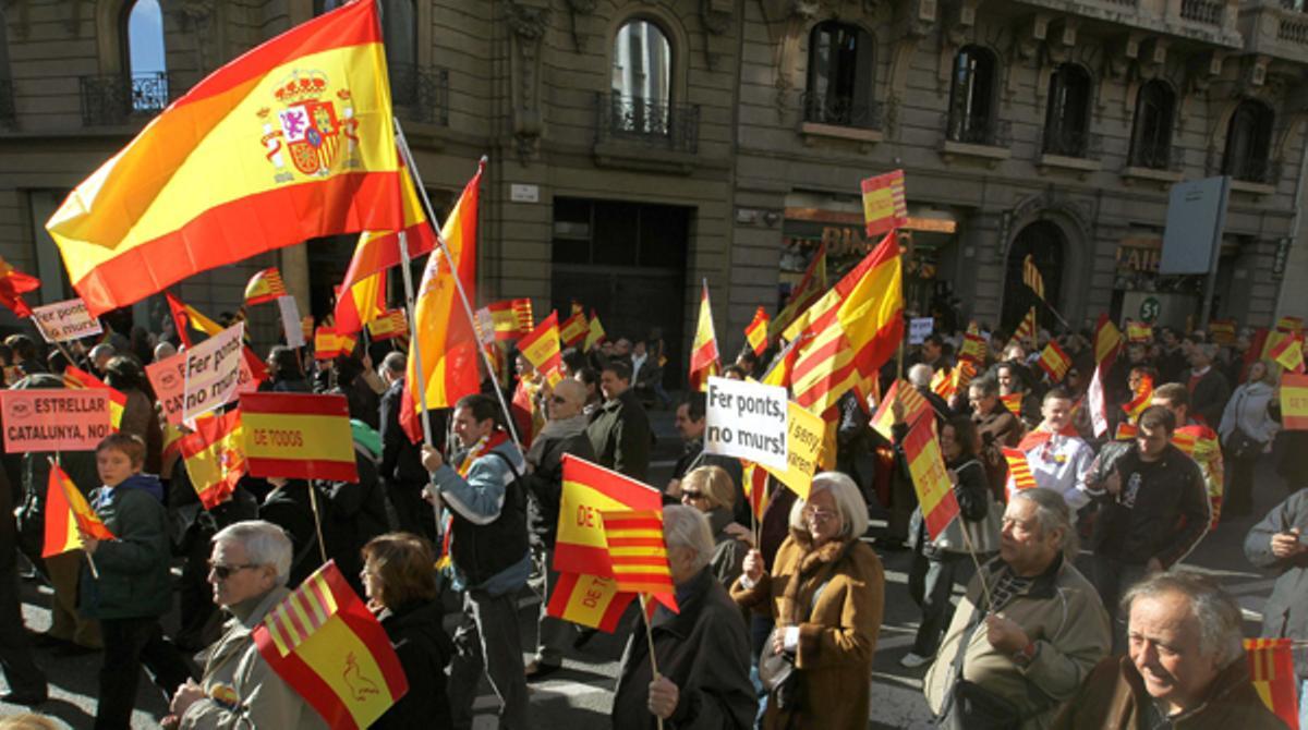 Unes 7.000 persones es manifesten a Barcelona a favor de la Constitució i d’unitat d’Espanya
