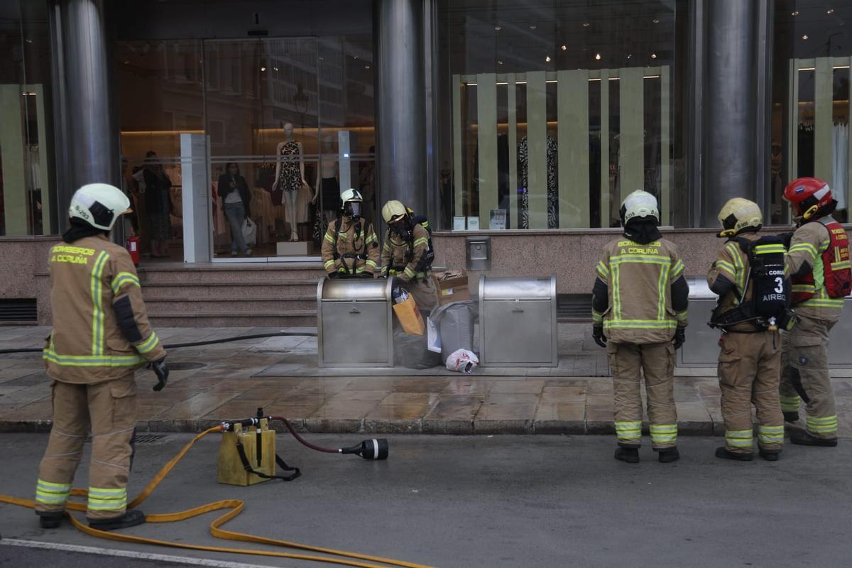 Intervención de los Bomberos para apagar un incendio en el Obelisco