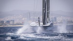 Primer día de la Copa América de vela en Barcelona. El 22 de agosto es una fecha memorable en la historia de la Copa América de vela, ya que fue el día en que se celebró la primera regata alrededor de la Isla de Wight en 1851. Barcelona acoge desde este jueves, 173 años después, la mítica competición deportiva y tecnológica, todo un reto para la capital catalana que, el primer día, ha superado con nota.