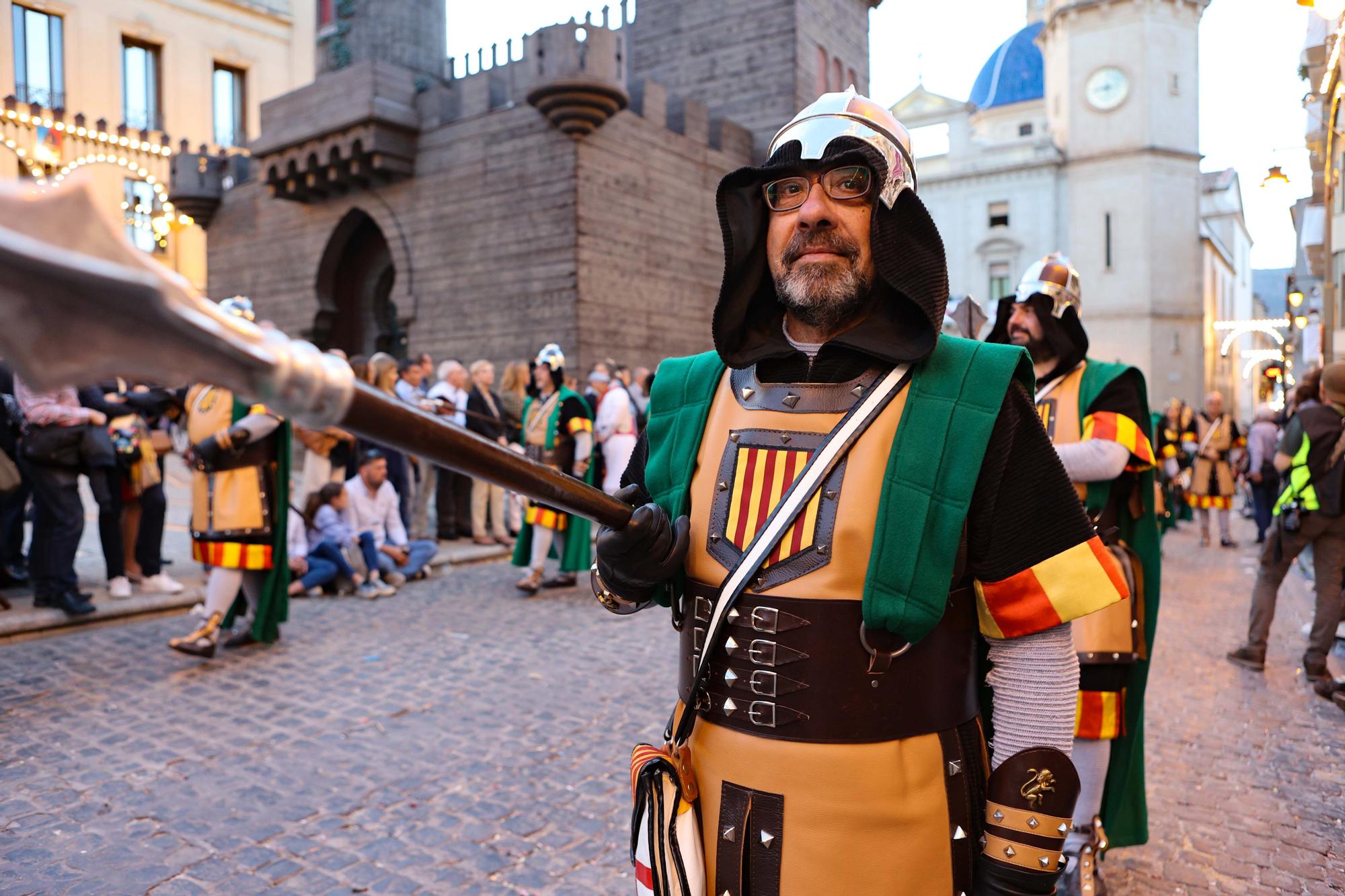 La solemne procesión marca el ecuador de la Trilogía en Alcoy