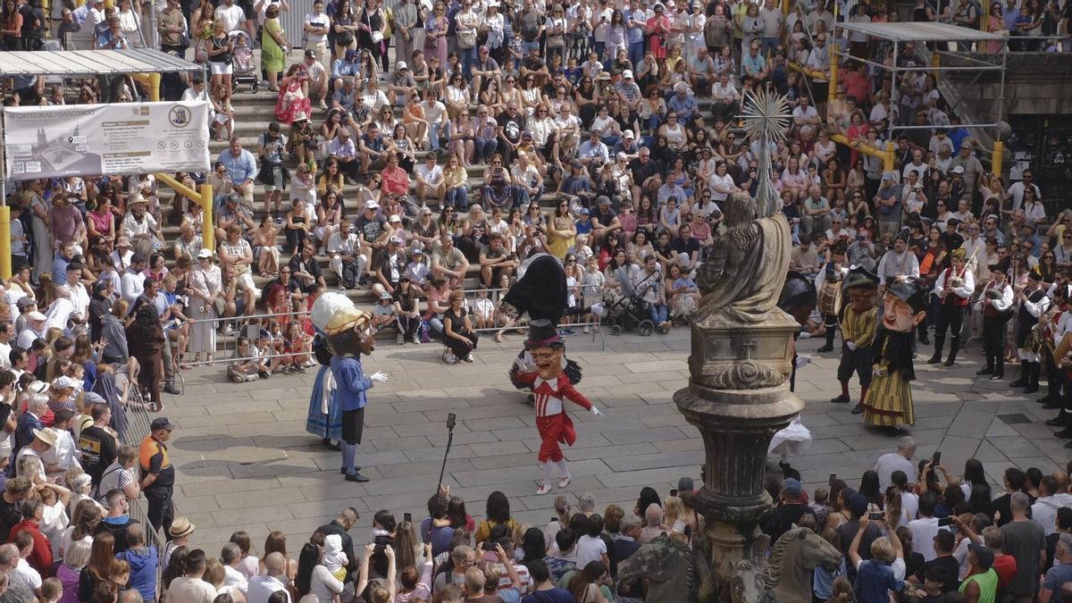 Numeroso público acompañou este sábado, 25 de xullo, o desfile dos Cabezudos polas rúas da Cidade Histórica de Santiago.