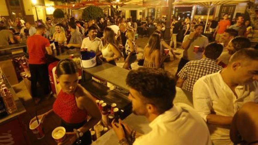 Barras en una plaza del centro de Elche durante las fiestas de agosto de 2018.