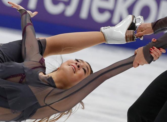 Allison Reed y Saulius Ambrulevicius interpretan su ejercicio de danza libre durante la  Copa Rostelecom de Russia en Moscú, Rusia,