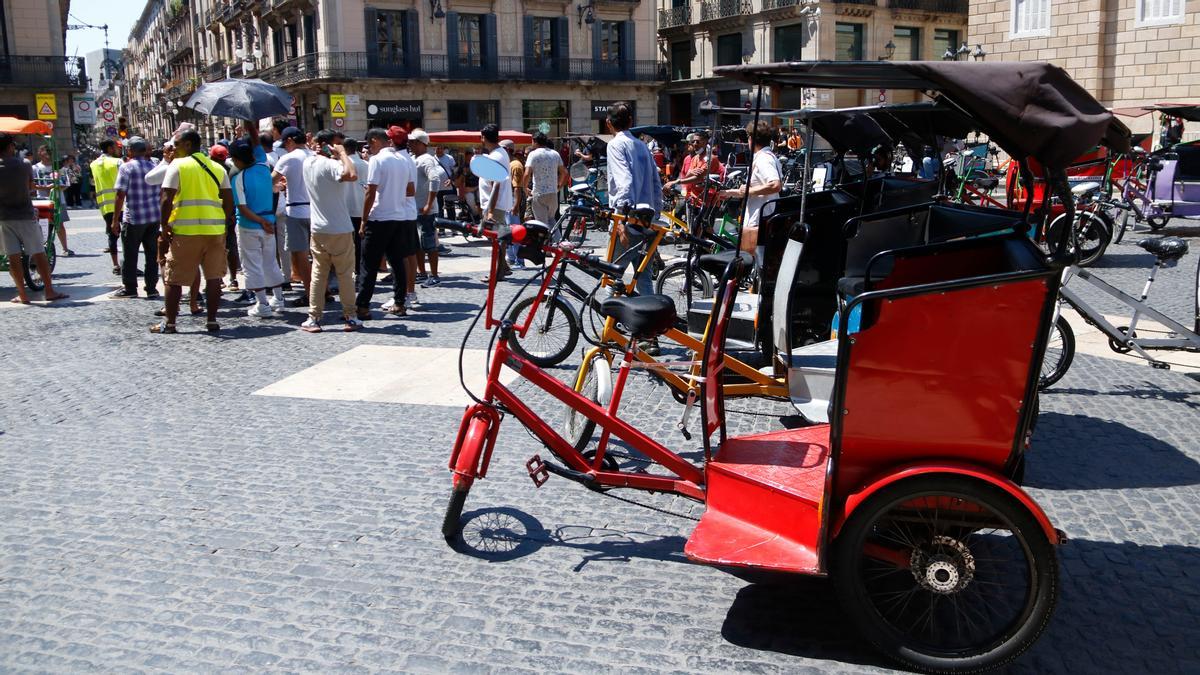 Concentración de bicitaxis en la Pça./ Sant Jaume