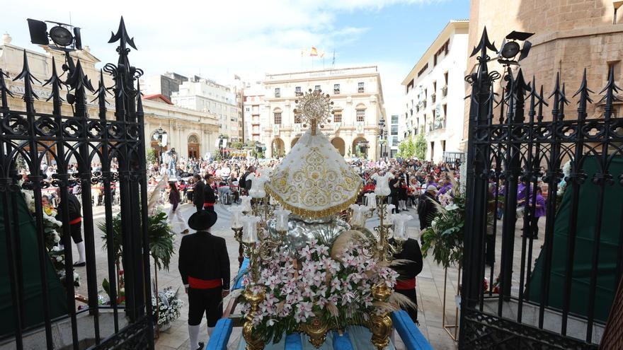 Galería de imágenes: Ofrenda floral a la Mare de Déu del Lledó en la plaza Mayor