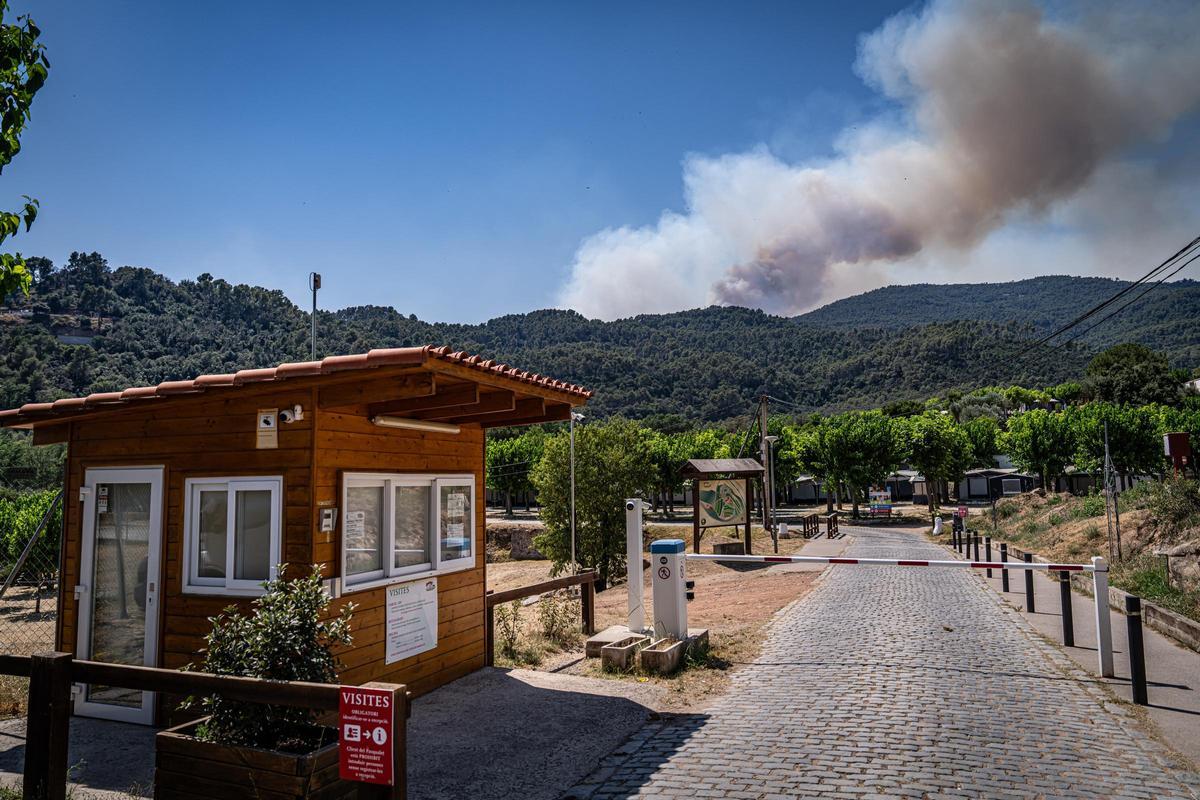 Columna de humo visible durante el incendio forestal de Sentmenat, cuyo avance ha movilizado un amplio dispositivo de emergencias