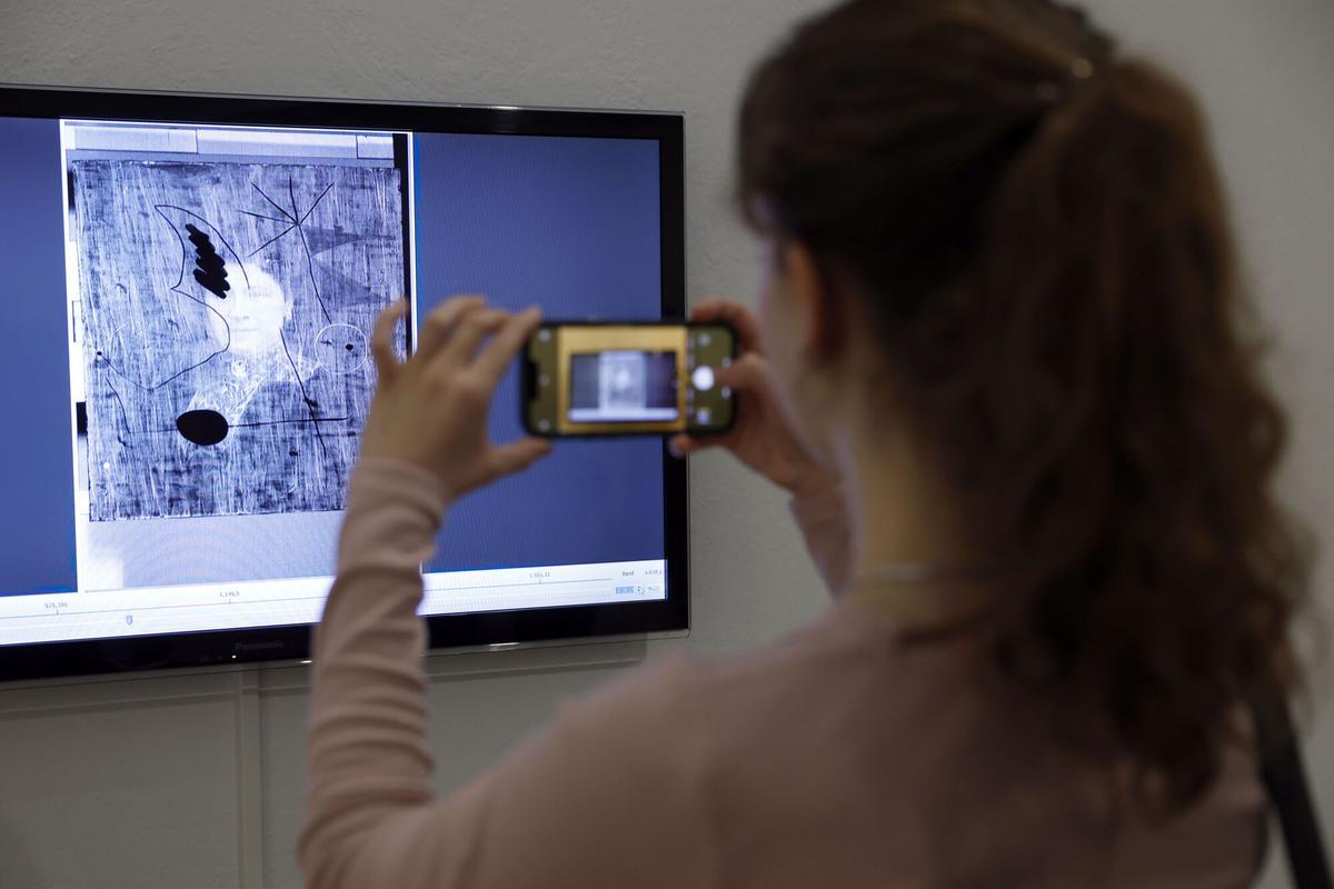 El equipo de investigadores de la Fundació Joan Miró ha descubierto un retrato de Dolors Ferrà Oromí, madre del artista, bajo la obra 'Pintura', un óleo sobre lienzo que el pintor regaló a Joan Prats, gracias a la aplicación de técnicas científicas no invasivas, que han permitido obtener una imagen del retrato subyacente.