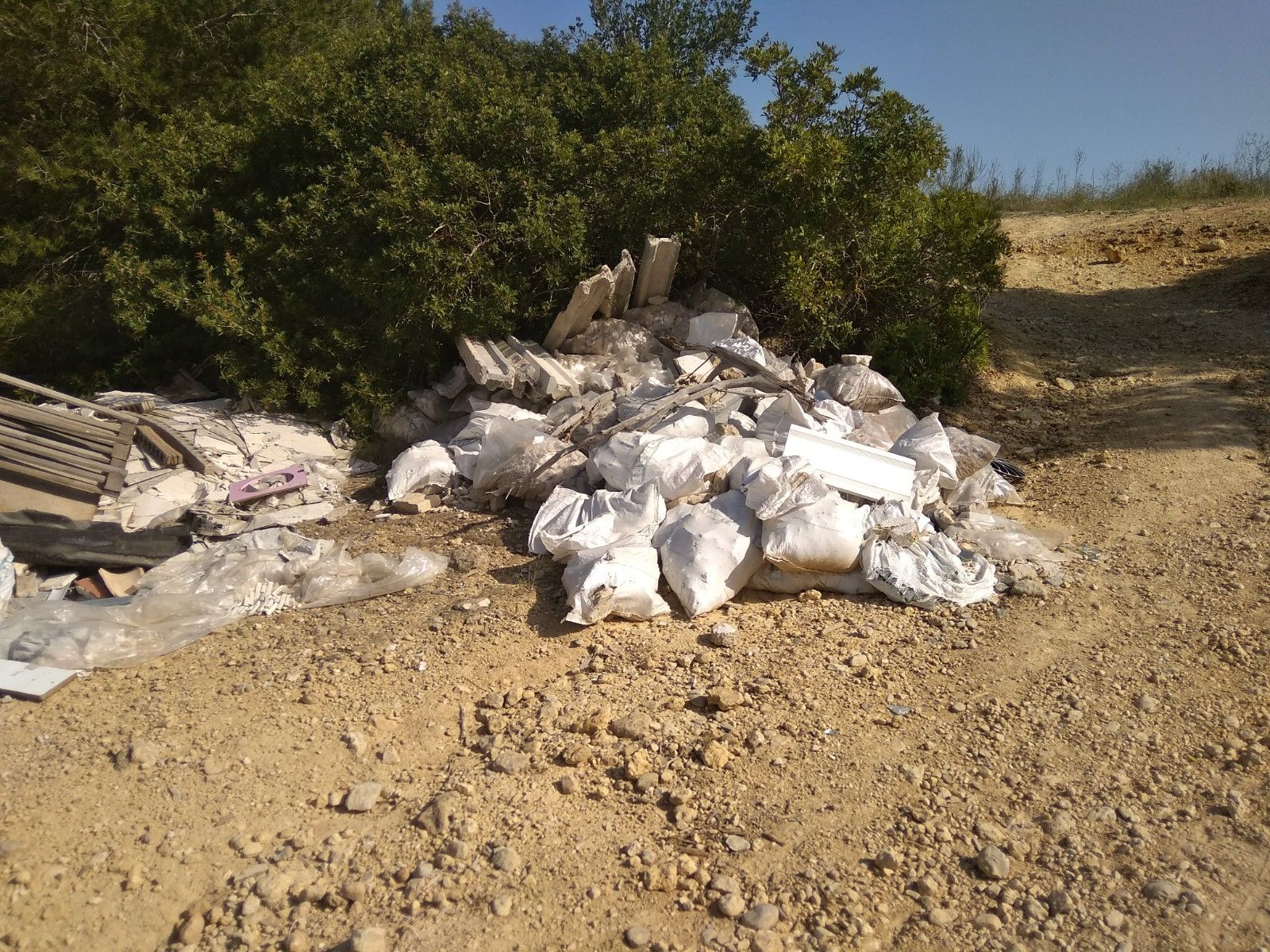 GADMA denuncia vertidos ilegales en la carretera de Bunyola