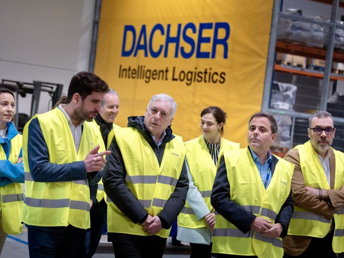 El consejero de Fomento, Octavio López, este martes en el nuevo centro de Dachser en Plaza.