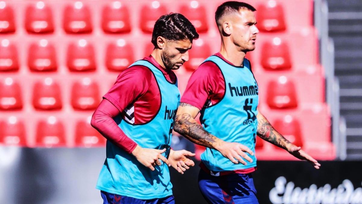 Dario Dumic e íñigo piña corren durante el entrenamiento previo al desplazamiento a Oviedo.