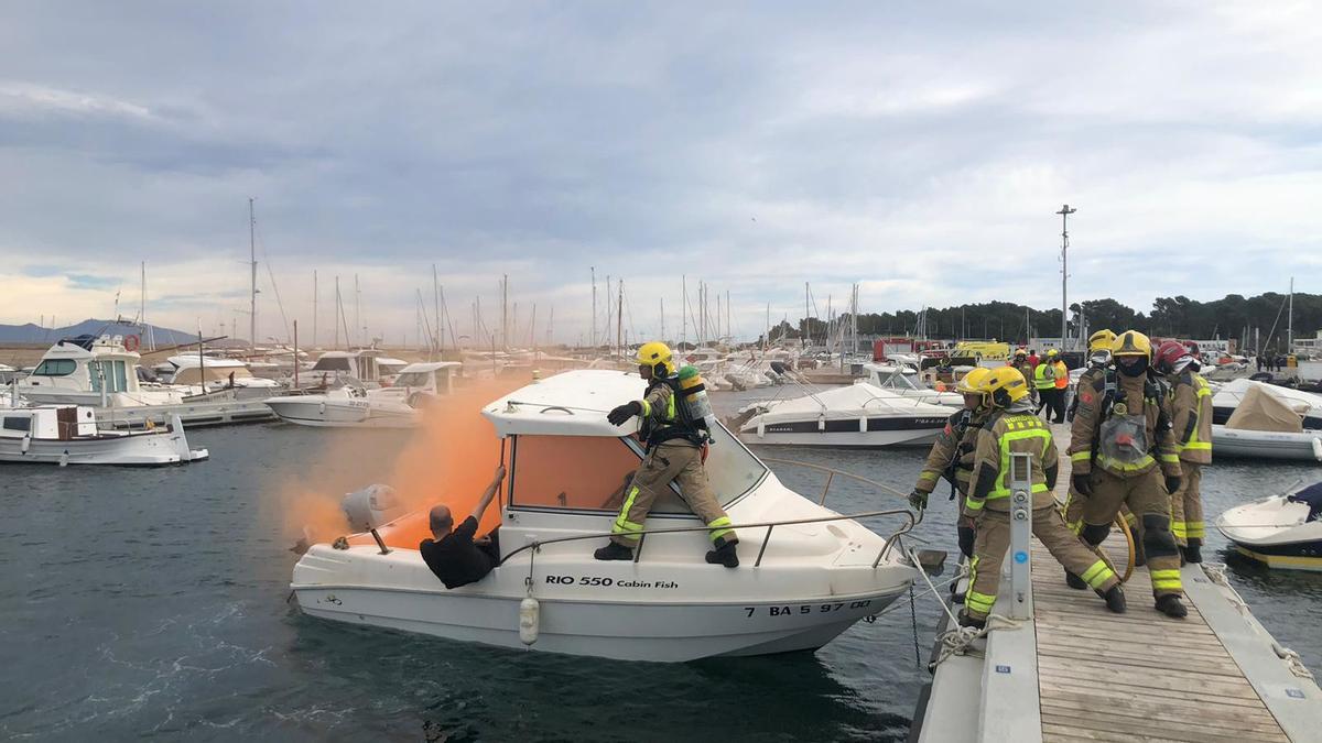 Simulacre de l'incendi d'una embarcació al port de l'Escala