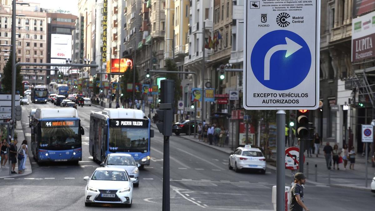 Uno de los carteles de Madrid Central en la capital.