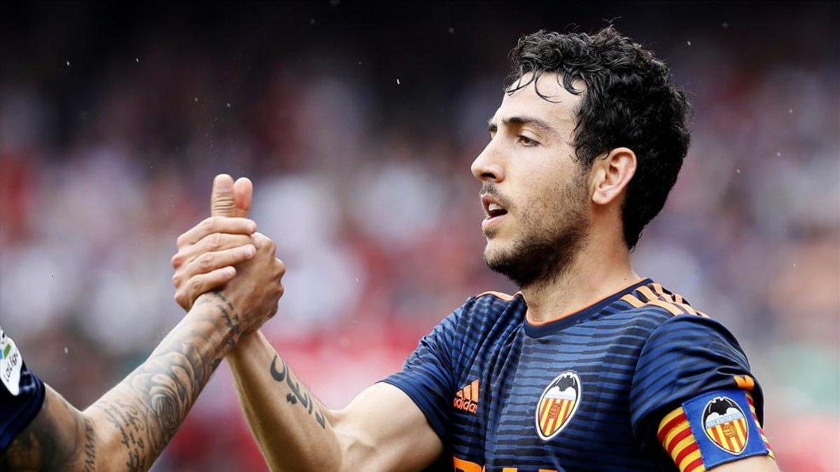 El jugador y capitán del Valencia Daniel Parejo celebra su gol marcado al Sevilla