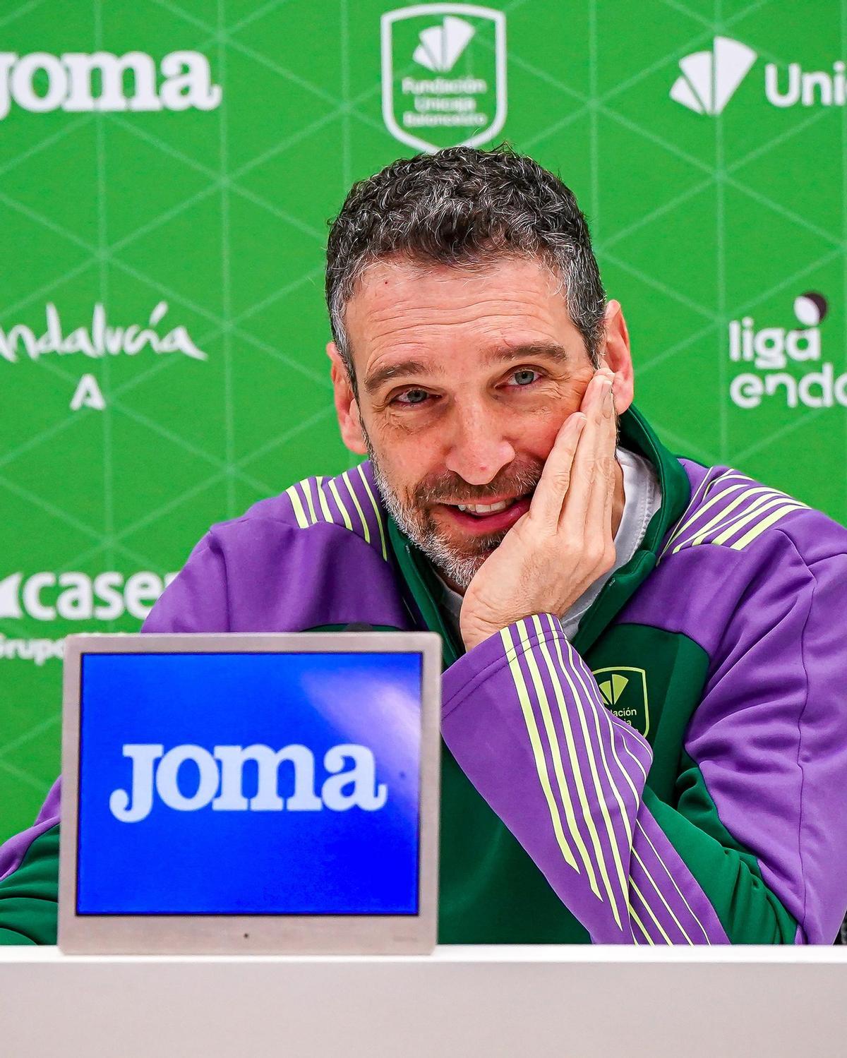 Ibon Navarro sonríe durante la rueda de prensa.