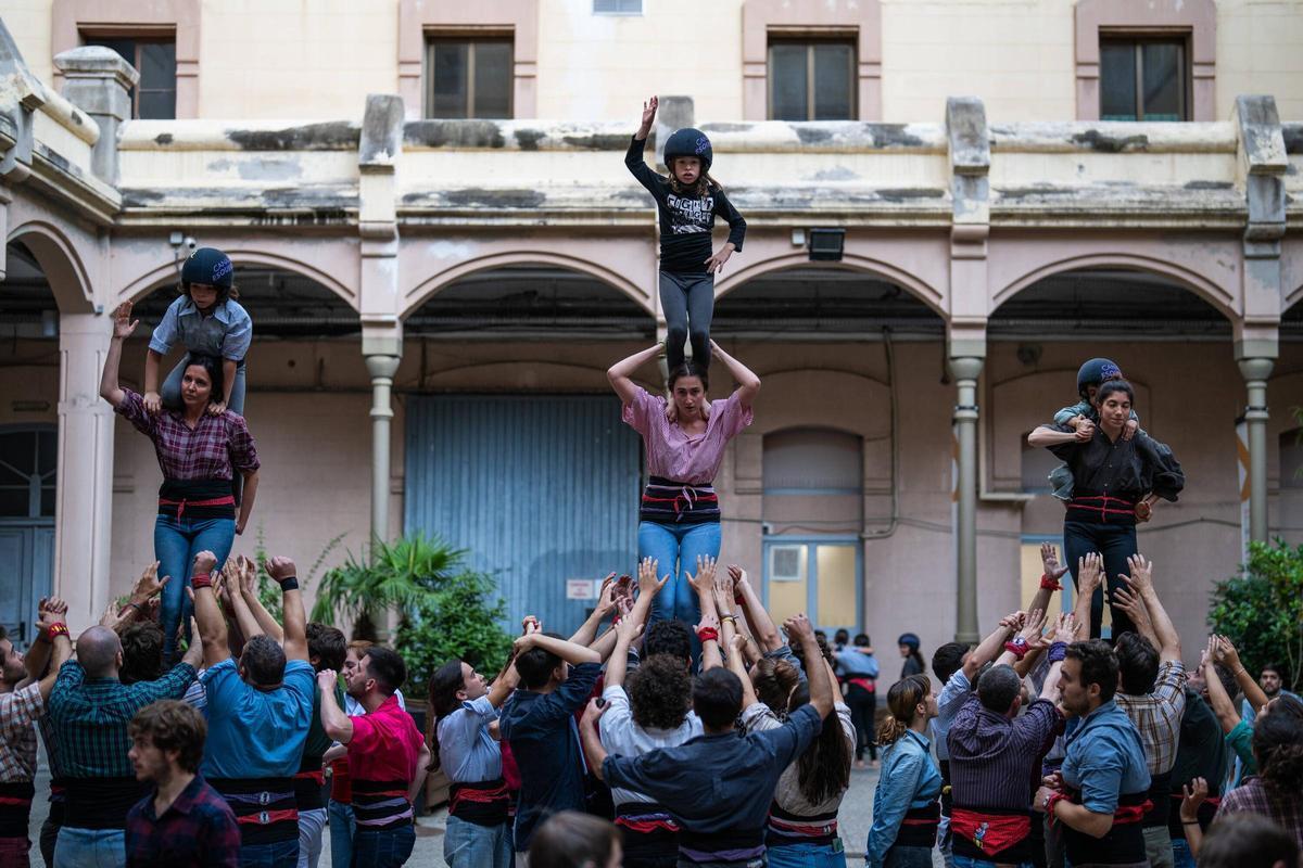 Esquerdats, la colla castellera que ensaya en la Modelo