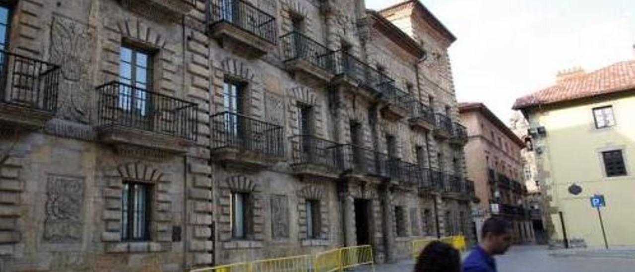 Las vallas colocadas delante del palacio de Camposagrado.