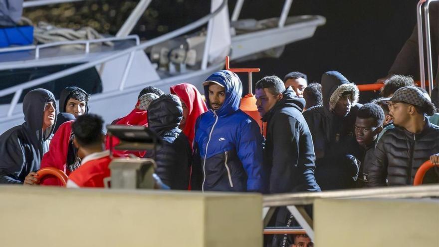 Dos nuevas neumáticas con 136 migrantes rescatados cerca de Lanzarote elevan a 418 los llegados a Canarias desde el jueves