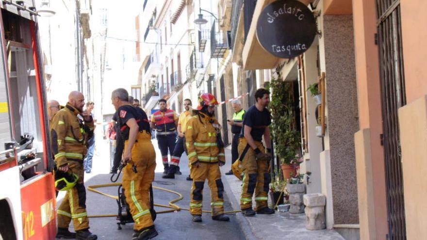 Los bomberos en la finca del centro histórico desalojada