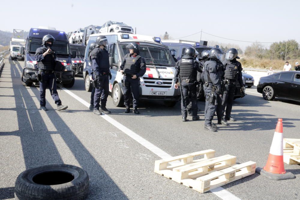 Tornen a tallar durant uns minuts l'AP-7 a Medinyà en sentit nord