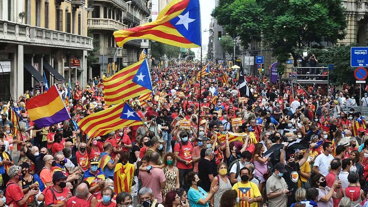 La Via Laietana de Barcelona, durant la manifestació d’ahir.  | JORDI COTRINA