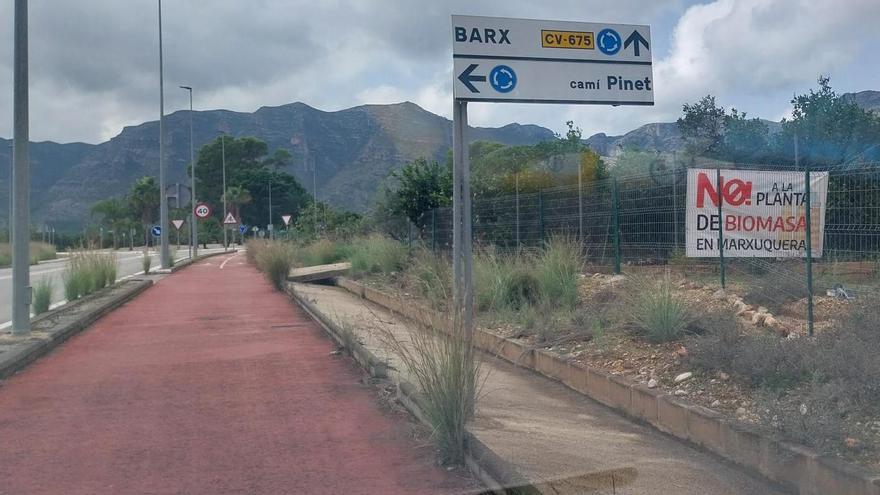 Una pancarta contra la planta de biomasa en Marxuquera.