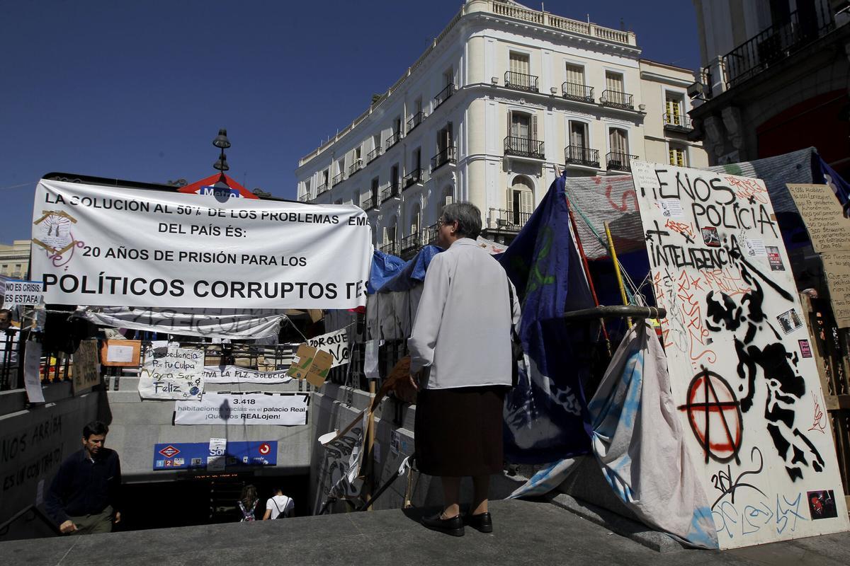Madrid. 24.05.11. Movimiento 15-M en la Puerta del Sol. Carteles en la entrada del metro.  FOTO: JOSE LUIS ROCA