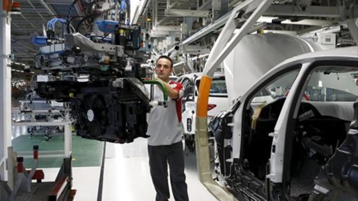 En cadena 8 Un trabajador de la fábrica de Seat de Martorell.