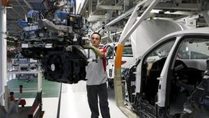 En cadena 8 Un treballador de la fàbrica de Seat de Martorell.