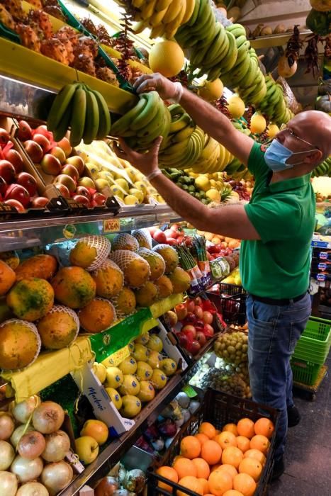 27-03-20  GRAN CANARIA.CIUDAD.  LAS PALMAS DE GRAN CANARIA. Fotos de lo bien abastecidos que están los mercados de frutas, verduras, carnes y pescados.  Fotos: Juan Castro.  | 27/03/2020 | Fotógrafo: Juan Carlos Castro