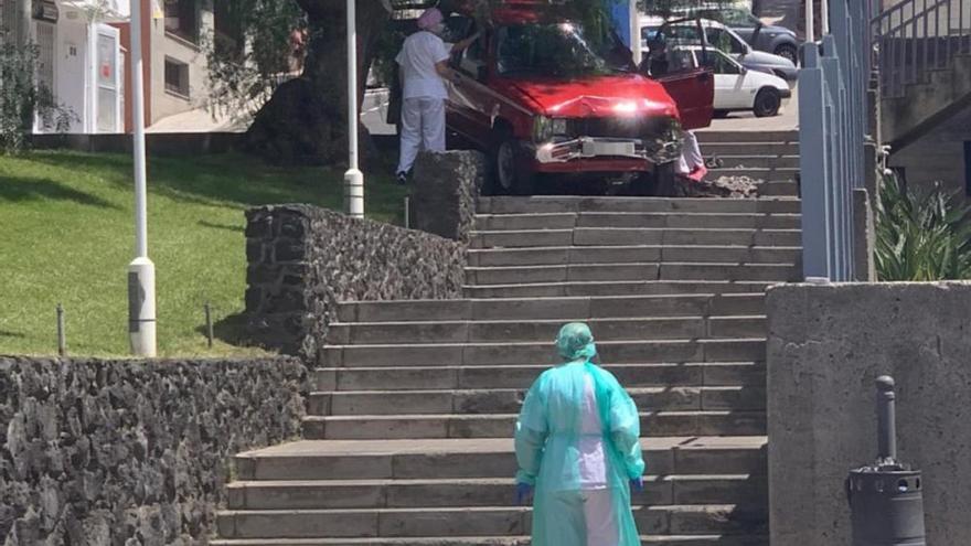 Queda atrapado con su coche en unas escaleras