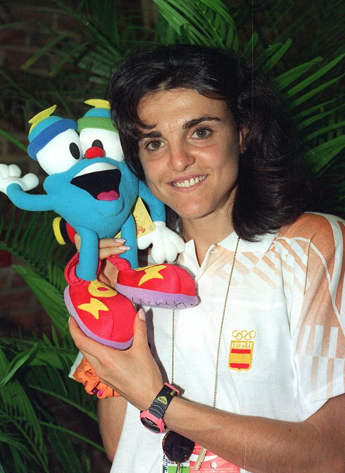 Julia, cun peluche da mascota dos Xogos de Atlanta.
