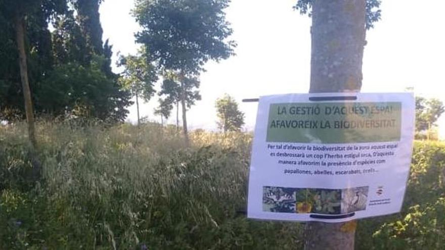 Un dels cartells que s&#039;han col·locat en una de les finques.