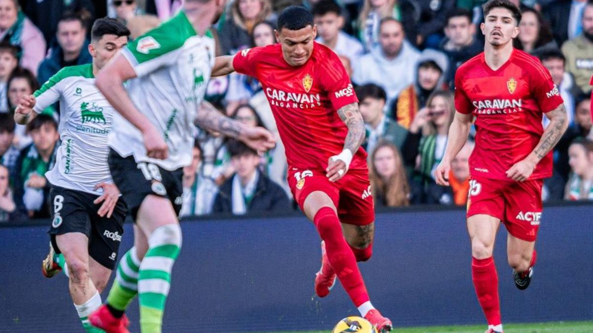 Kervin Arriaga controla el balón en el partido en Santander.