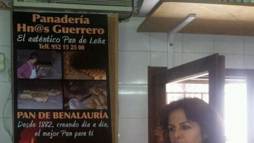 Mayte Guerrero, en el establecimiento donde ella y sus hermanos venden el pan.