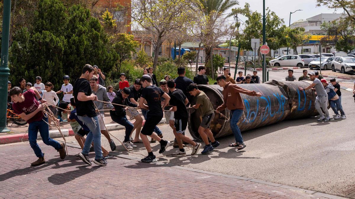 Niños juegan con un misil caído en una escuela de Cisjordania tras ataques iraníes