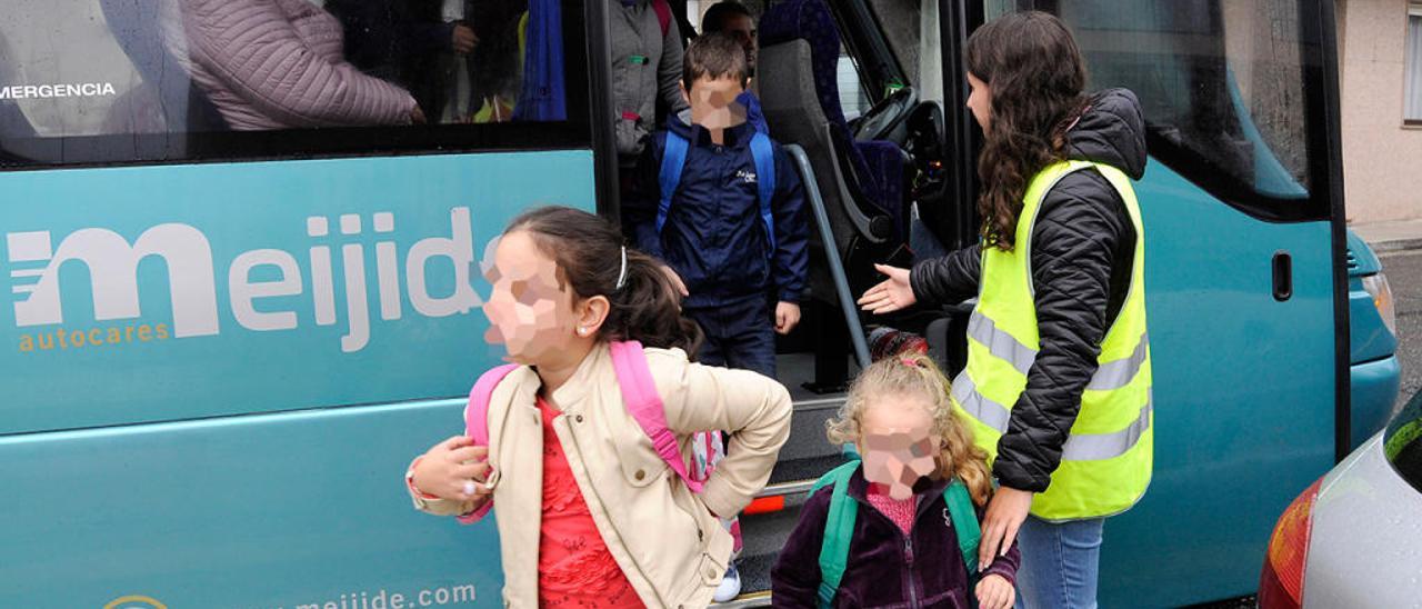 Autobús escolar de un colegio de Rodeiro que también utilizan mayores. // Bernabé/Javier Lalín