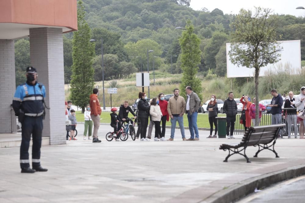 Suceso en Oviedo: Los Bomberos salvan a un hombre en un incendio en La Florida