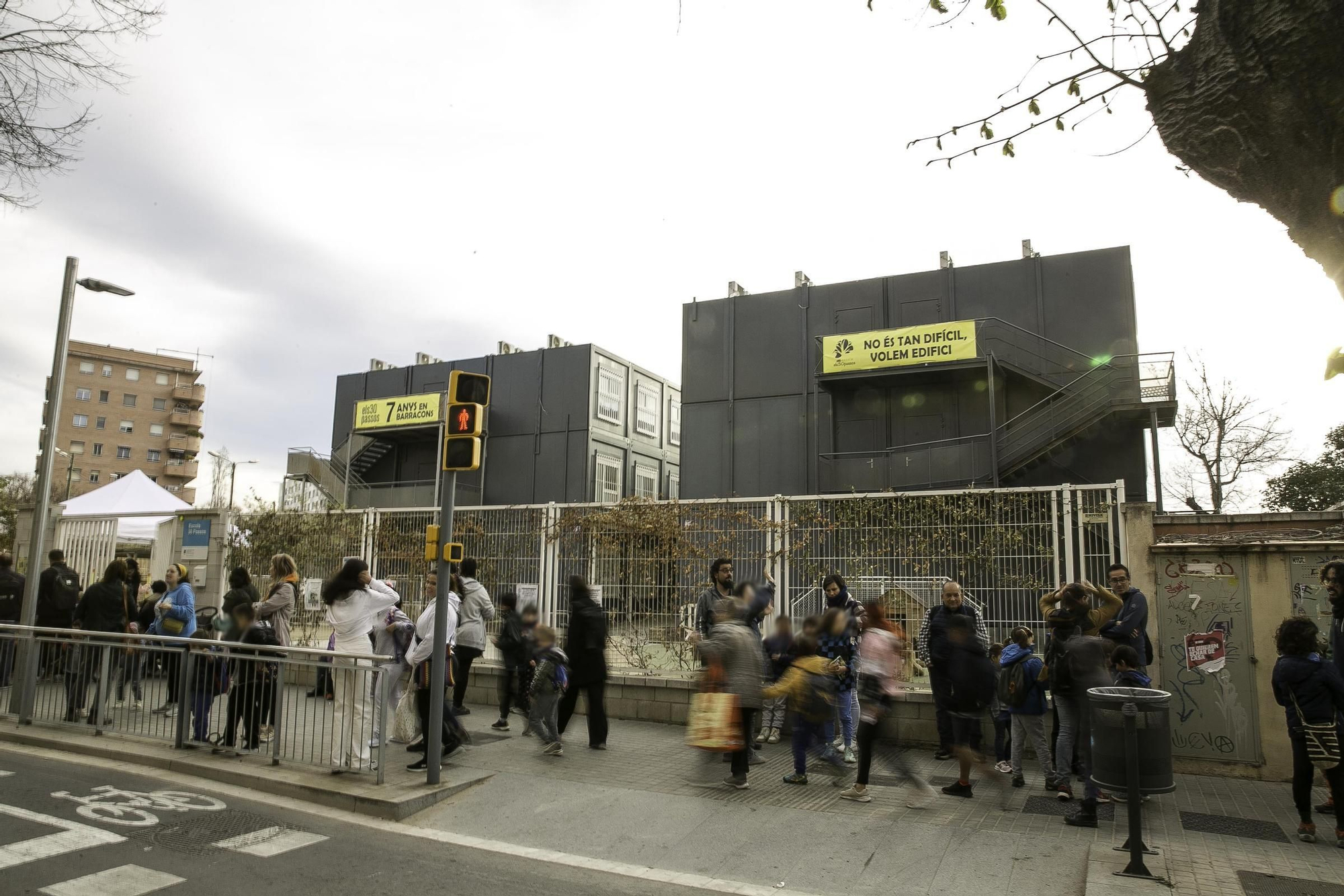 Hasta cinco años más de espera en un colegio de Barcelona para dejar los barracones: “Causa mucha frustración”