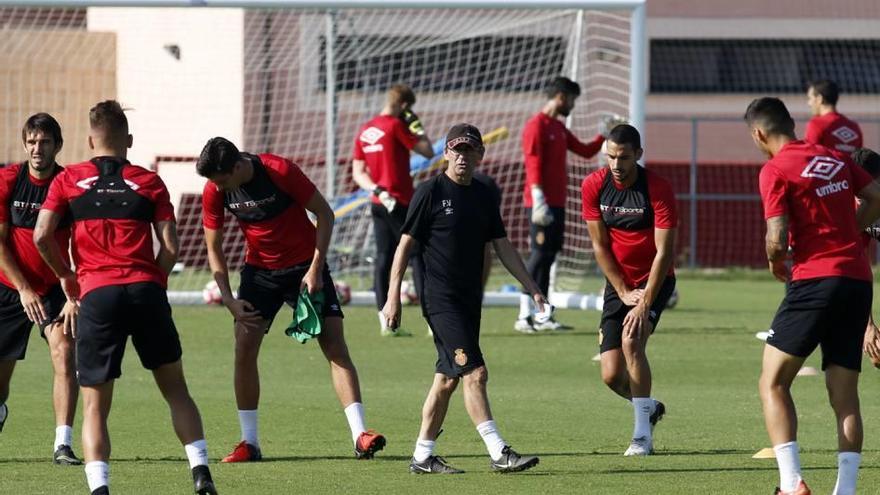 Fernando Vázquez dirige un entrenamiento en Son Bibiloni.