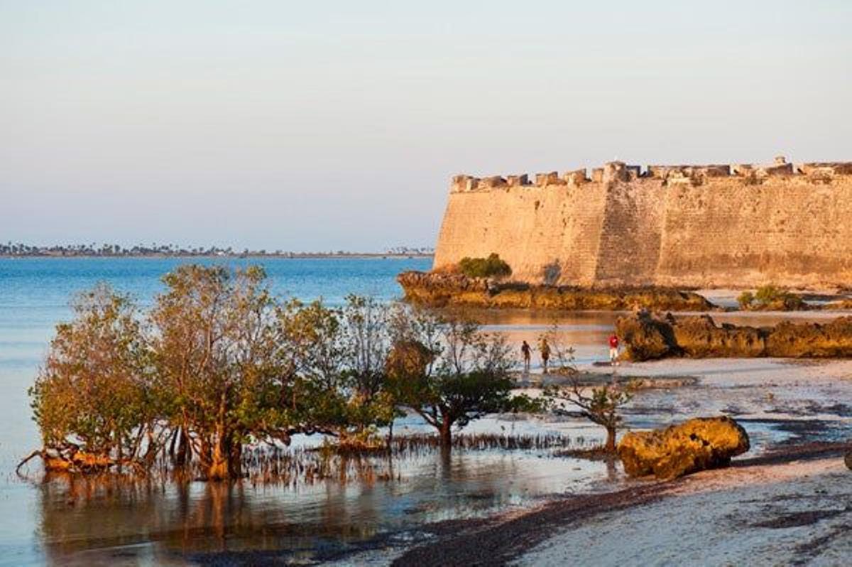 La Fortaleza de San Sebastián  se construyó para defender la ciudad de la Isla de Mozambique, un importante enclave marítimo del comercio hacia la India.